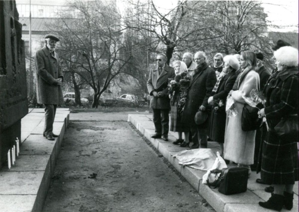 Symcha Wajs przy pomniku Ofiar Getta w Lublinie