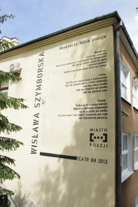 Mural na ścianie ZS nr 1 w Lublinie z wierszem Wisławy Szymborskiej
