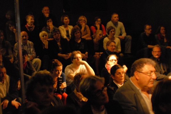 Publiczność zgromadzona na uroczystości wręczenia Ośrodkowi "Brama Grodzka - Teatr NN" Europejskiej Nagrody Obywatelskiej.