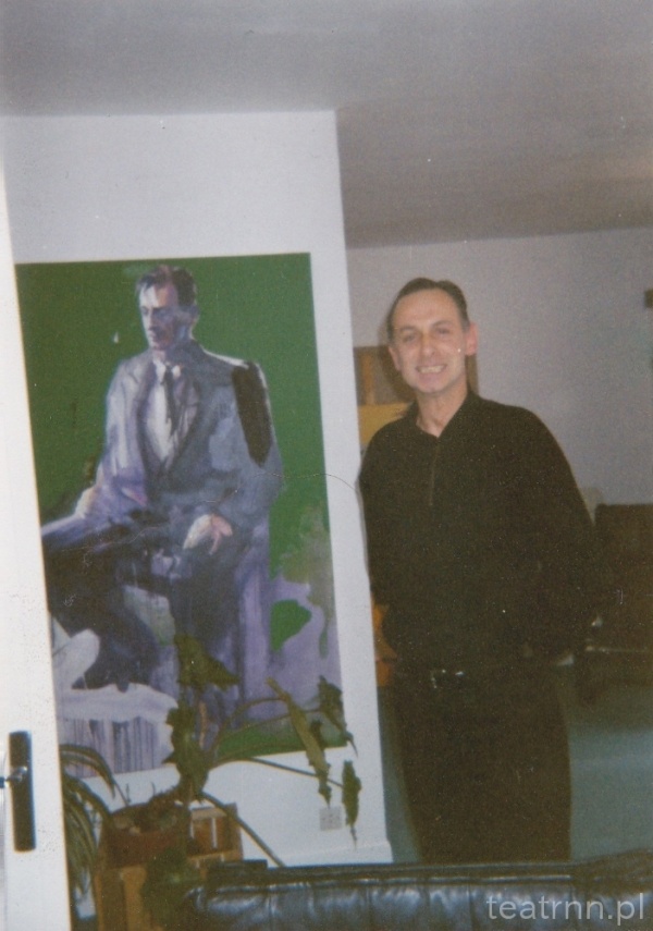 Janusz Wroczyński przy swoim portrecie w mieszkaniu pod Paryżem