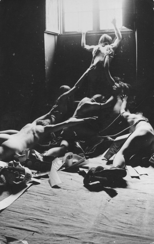 Choreografia do spektaklu "Rosnący kamień" wg prozy A. Camusa w wykonaniu Teatru Wizji i Ruchu