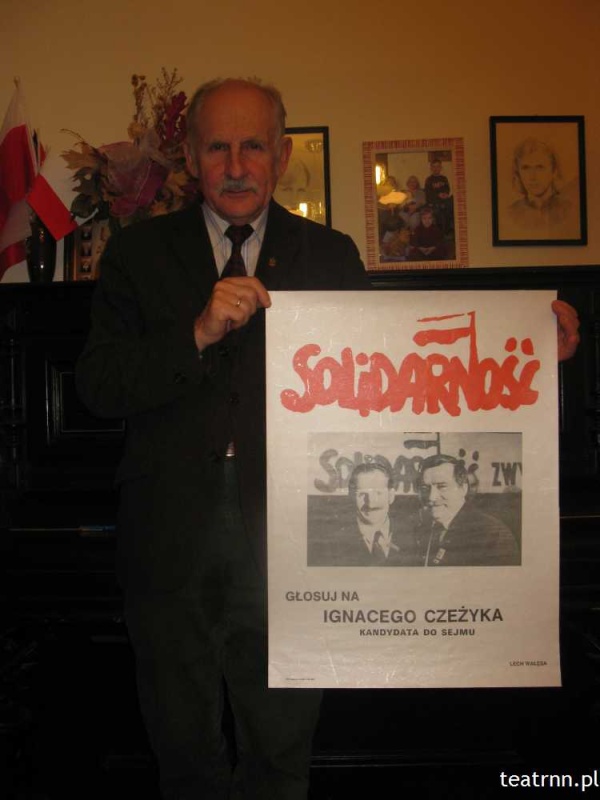 Ignacy Czeżyk prezentujący plakat wyborczy z 1989 roku