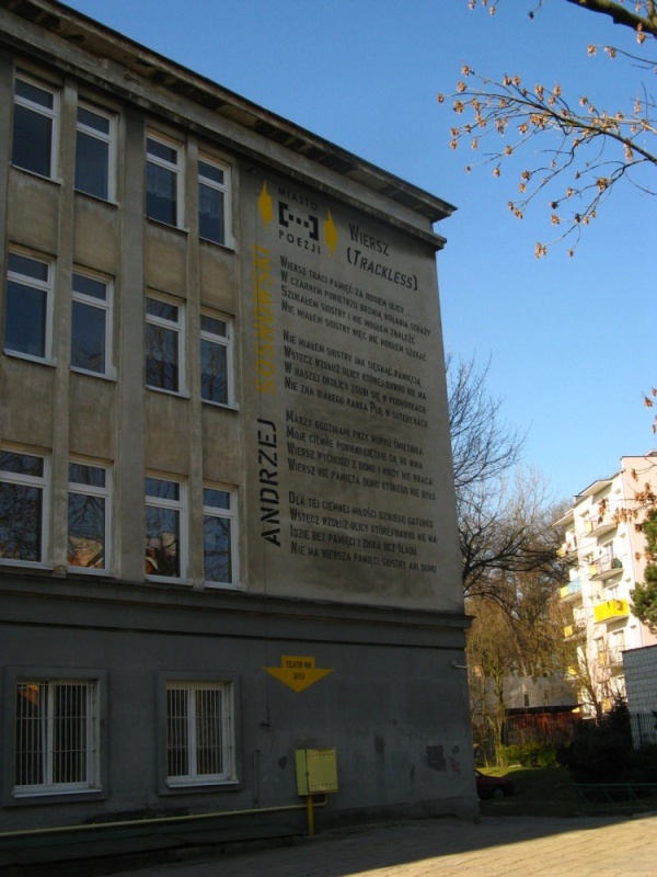 Mural z wierszem Andrzeja Sosnowskiego na budynku Gimnazjum nr 9 w Lublinie