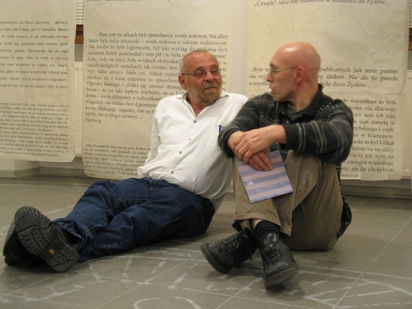 Alex Dancyg i Tomasz Pietrasiewicz podczas wizyty ekspertów z Instytutu Yad Vashem w Ośrodku "Brama Grodzka - Teatr NN"