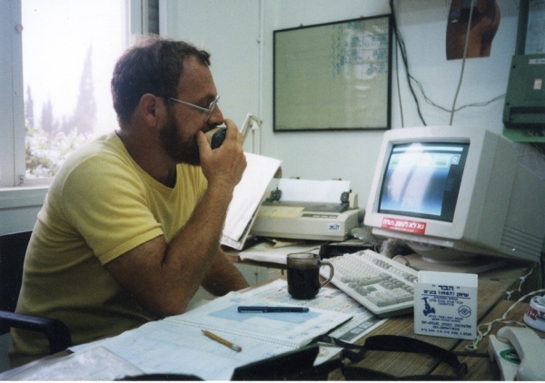 Alex Dancyg podczas pracy w kibucu Nir Oz