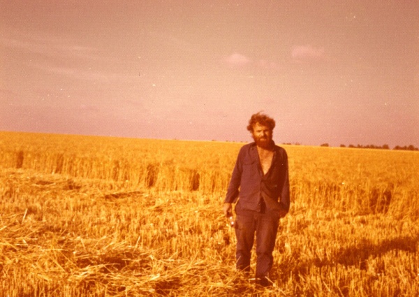 Alex Dancyg na polu w kibucu Nir Oz
