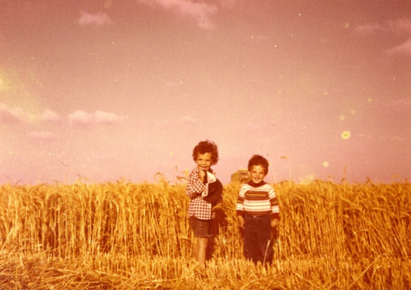 Synowie Aleksa Dancyga - Ben i Matti na polu w kibucu Nir Oz