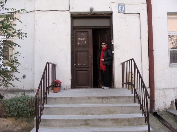 Miriam Shmueli przed budynkiem dawnego sierocińca żydowskiego w Lublinie