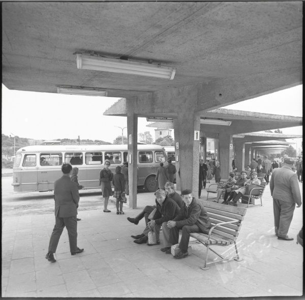 Dworzec PKS w Lublinie - pasażerowie oczekujący na peronie