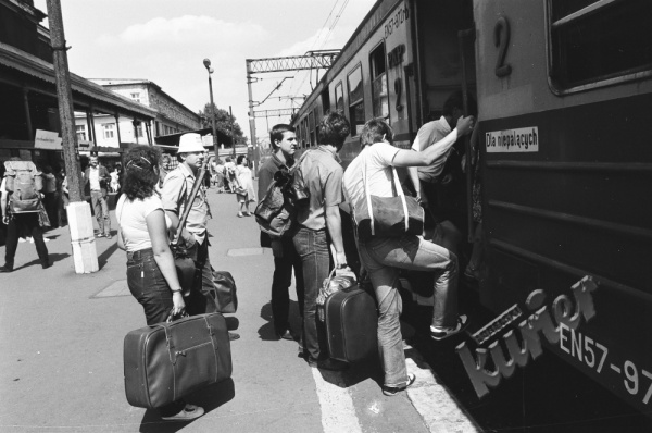 Dworzec PKP w Lublinie - pasażerowie wsiadający do pociągu
