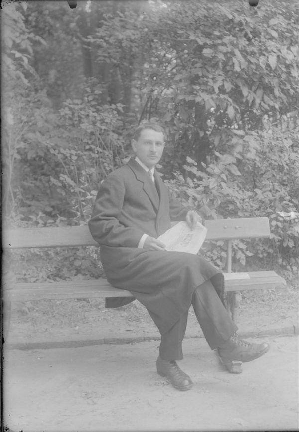 Mężczyzna siedzący na ławce w Ogrodzie Saskim