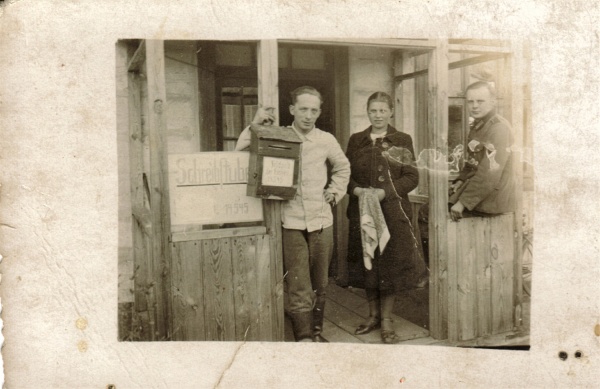 Sabina Radomska i Stanisław Zwierzyński z nieznanym mężczyzną na ganku drewnianego domu w Dubience