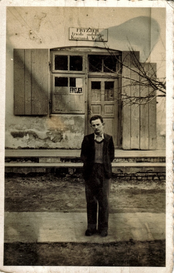 Józef Daniluk stojący przed zakładem fryzjerskim w Dubience