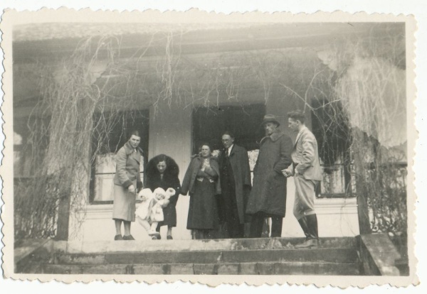 Rodzina Kiełczewskich przed dworem w Guzówce
