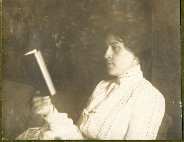 Janina Bielska czytająca książkę