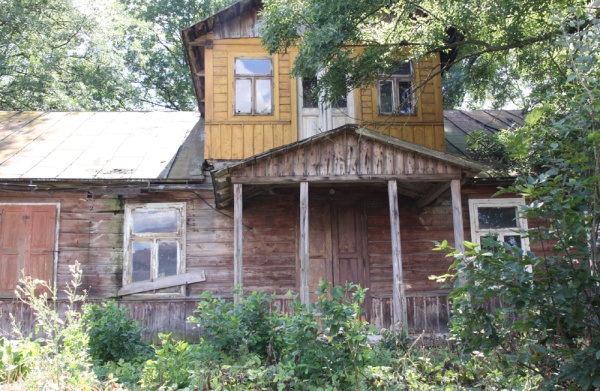 Fasada domu drewnianego przy ul. Uchańskiej 34 w Wojsławicach