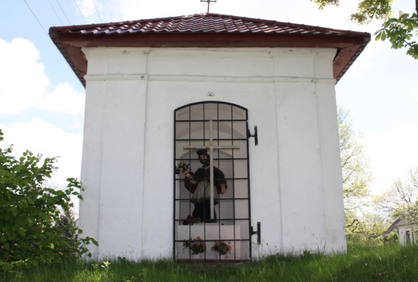 Kapliczka św. Jana Nepomucena przy ul. Uchańskiej w Wojsławicach