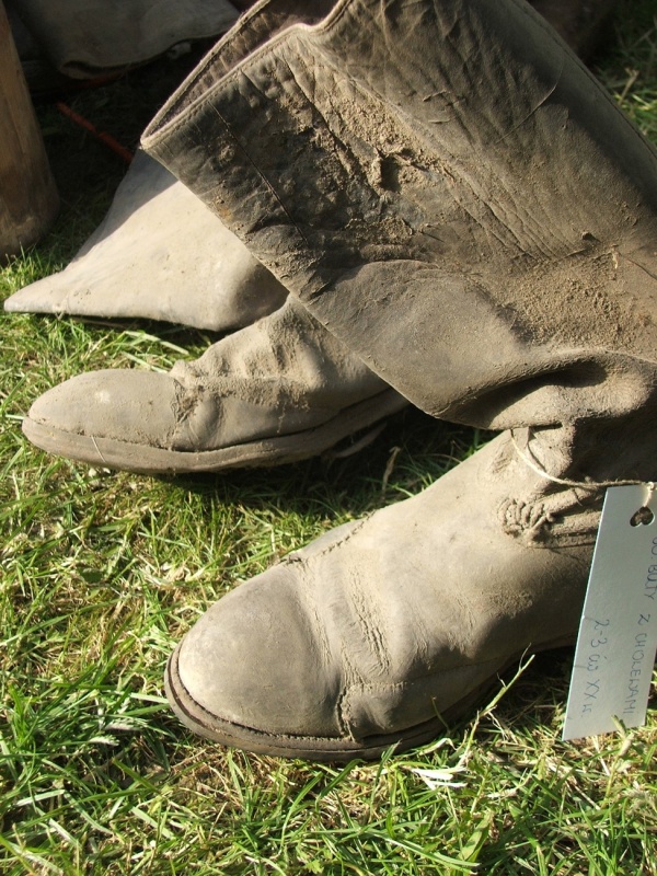 Skórzane buty z cholewami znalezione w Domu Szewca Fawki w Wojsławicach