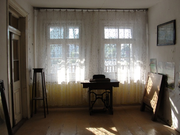 Wnętrze pokoju-warsztatu w Domu Szewca Fawki w Wojsławicach