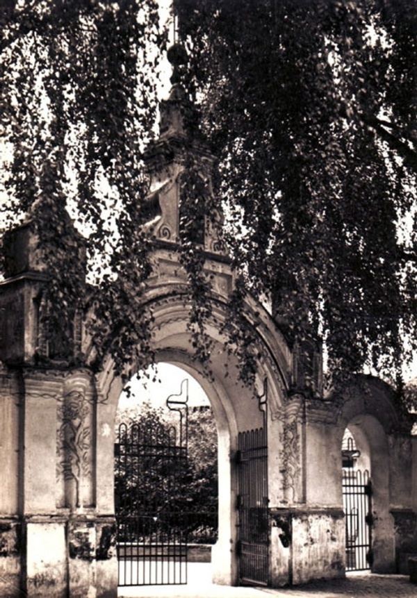 Brama ogrodzenia kościoła pw. św. Mikołaja w Szczebrzeszynie