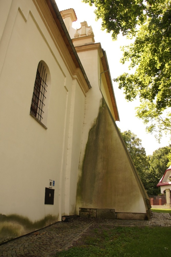 Przypora północnej ściany cerkwi pw. Zaśnięcia Przenajświętszej Bogurodzicy (ok. 1560) przy ul. Sądowej 11 w Szczebrzeszynie