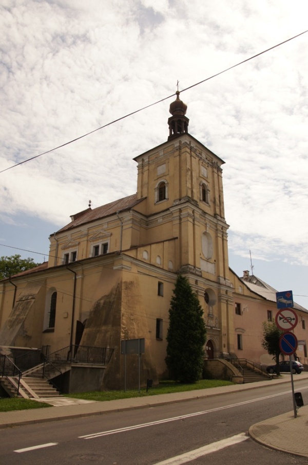 Widok na kościół pw. św. Katarzyny Aleksandryjskiej (1620-1638) w Szczebrzeszynie