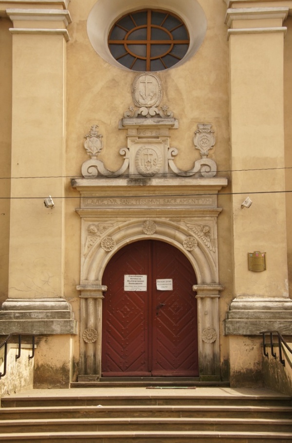 Portal fasady kościoła pw. św. Katarzyny Aleksandryjskiej (1620-1638) w Szczebrzeszynie