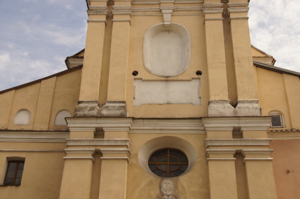 Górna część fasady kościoła pw. św. Katarzyny Aleksandryjskiej (1620-1638) w Szczebrzeszynie