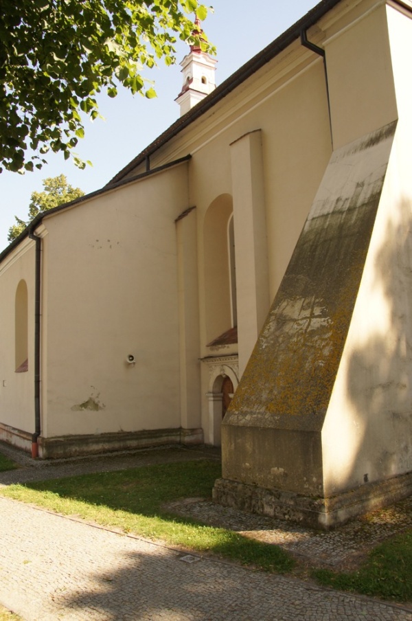 Północna elewacja kościoła pw. św. Mikołaja (1610-1620) przy ul. Wyzwolenia 1 w Szczebrzeszynie