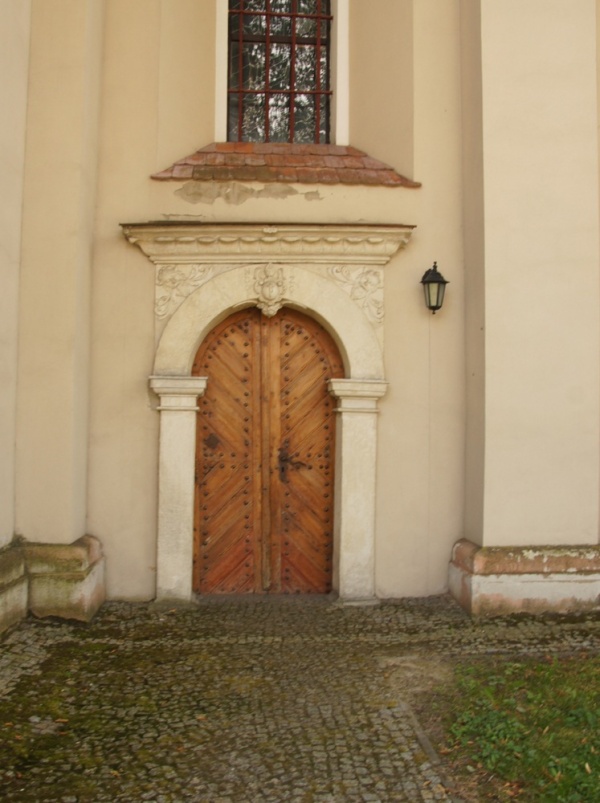 Portal w północnej elewacji kościoła pw. św. Mikołaja (1610-1620) przy ul. Wyzwolenia 1 w Szczebrzeszynie