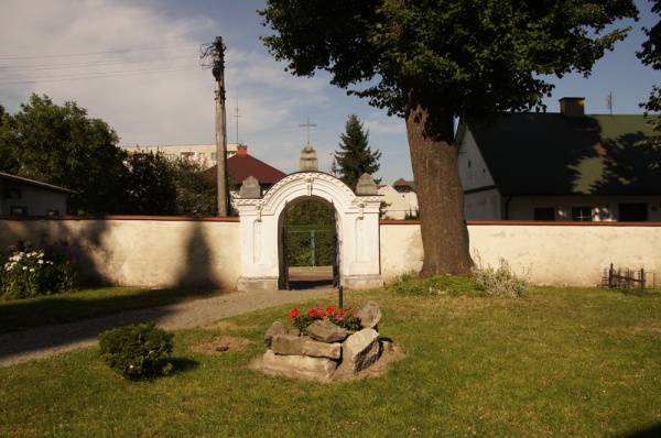 Ogrodzenie kościoła pw. św. Mikołaja (1610-1620) przy ulicy Wyzwolenia 1 w Szczebrzeszynie