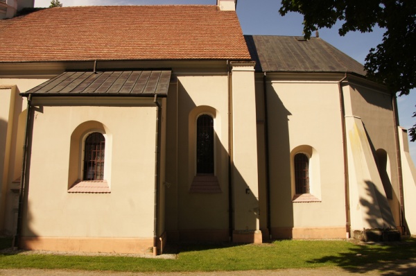 Elewacja południowa kościoła pw. św. Mikołaja (1610-1620) przy ul. Wyzwolenia 1 w Szczebrzeszynie