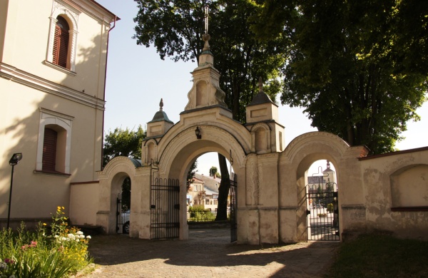 Brama ogrodzenia terenu wokół kościoła pw. św. Mikołaja (1610-1620) przy ul. Wyzwolenia 1 w Szczebrzeszynie