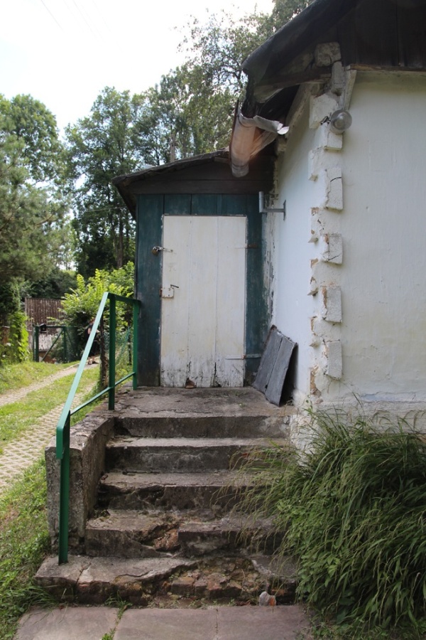 Wejście do domu drewnianego przy ulicy Klukowskiego w Szczebrzeszynie (numeracja parzysta)