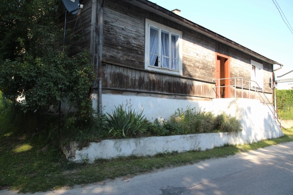 Frontowa elewacja domu drewnianego przy ulicy Zielonej 4 w Szczebrzeszynie