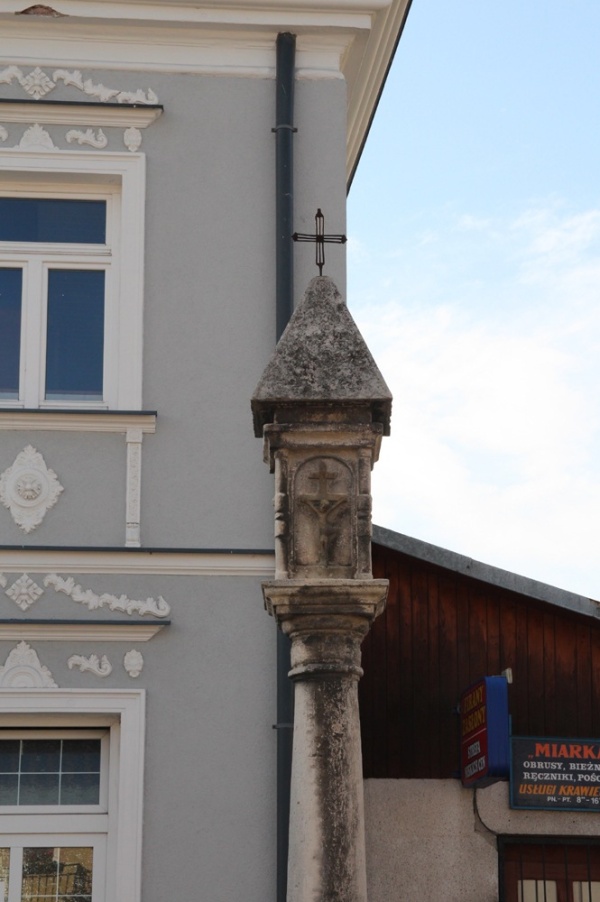 Północna ścianka kapliczki przy ulicy Zamojskiej w Szczebrzeszynie