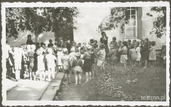 Dzieci z ochronki nr 1 w Lublinie zebrane przed wejściem do siedziby placówki