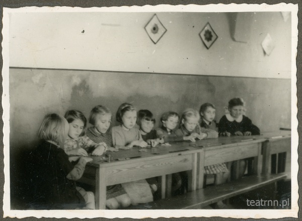 Dziewczynki z ochronki nr 2 w Lublinie siedzące w ławkach podczas zajęć
