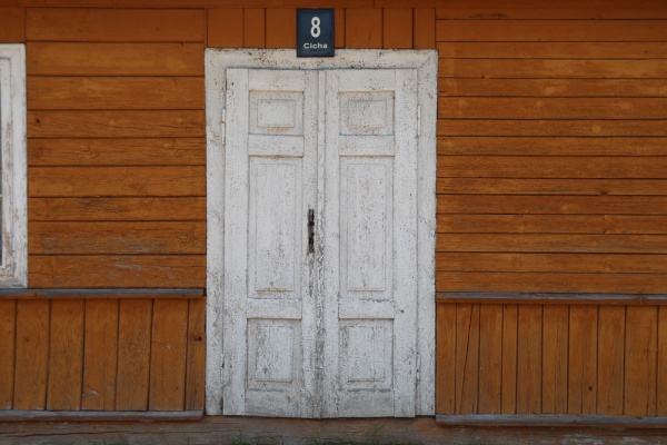 Drzwi domu drewnianego przy ulicy Cichej 8 w Krasnobrodzie