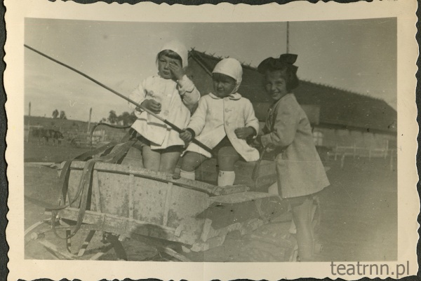 Dzieci z majątku Moniaki pozujące w bryczce