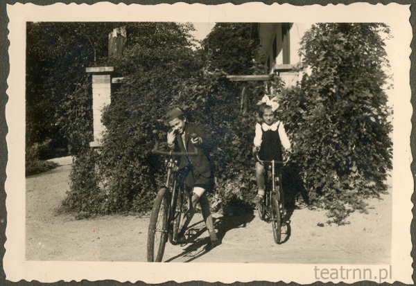 Zofia i Krzysztof Dąbrowscy na rowerach w majątku Moniaki