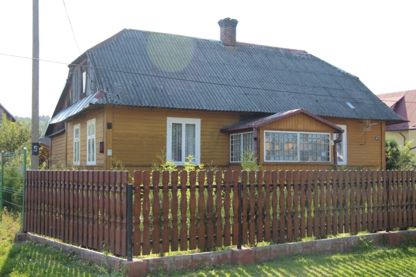 Elewacja frontowa domu drewnianego przy ulicy Sikorskiego 5 w Krasnobrodzie