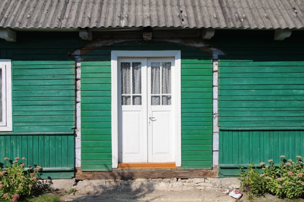 Drzwi domu drewnianego przy ulicy Sikorskiego 30 w Krasnobrodzie