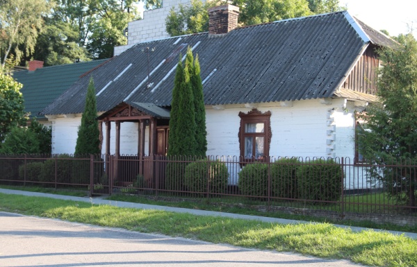Elewacja frontowa domu drewnianego przy ulicy Tomaszowskiej 16 w Krasnobrodzie