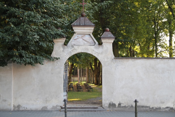 Boczna brama ogrodzenia zespołu klasztornego o. o. dominikanów przy ulicy Tomaszowskiej w Krasnobrodzie (1778)