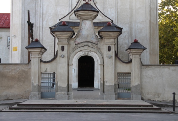 Brama główna ogrodzenia zespołu klasztornego o. o. dominikanów przy ulicy Tomaszowskiej w Krasnobrodzie (1778)