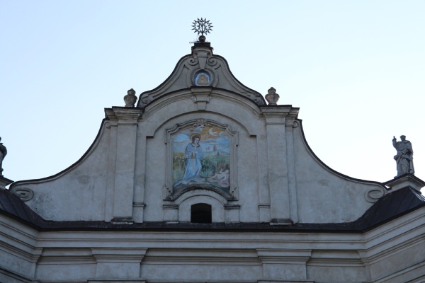 Szczyt kościoła pw. Nawiedzenia NMP przy ulicy Tomaszowskiej w Krasnobrodzie (1690-1698)