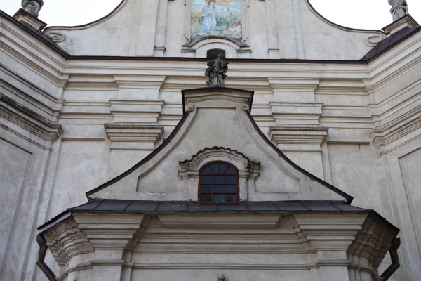 Fragment fasady kościoła p.w. Nawiedzenia NMP przy ulicy Tomaszowskiej w Krasnobrodzie (1690-1698)