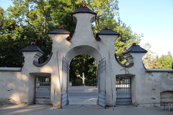 Brama główna ogrodzenia zespołu klasztornego o. o. dominikanów przy ulicy Tomaszowskiej w Krasnobrodzie, elewacja tylna (1778)