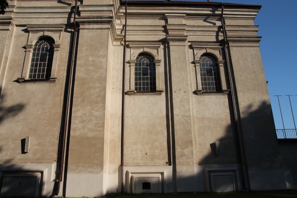 Fragment bocznej elewacji kościoła p.w. Nawiedzenia NMP przy ulicy Tomaszowskiej w Krasnobrodzie (1690-1698)
